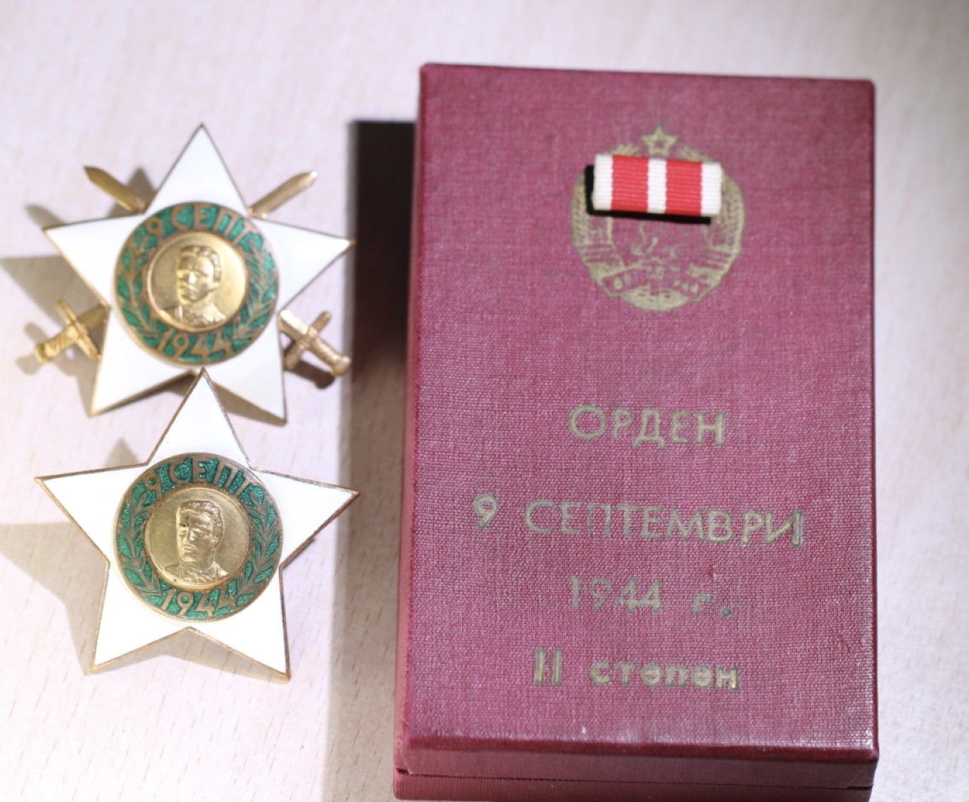 大猫徽章拍卖第215期  保加利亚转轮版二级九月九勋章（军事版、民事版）军事版五点钟方向珐琅有修复。