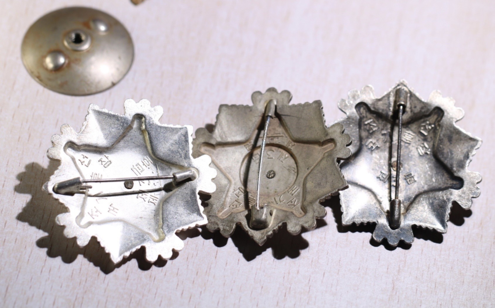 大猫徽章拍卖第215期  朝鲜🇰🇵勋章一组 其中人民军创军纪念勋章 珐琅7点钟方向有修复