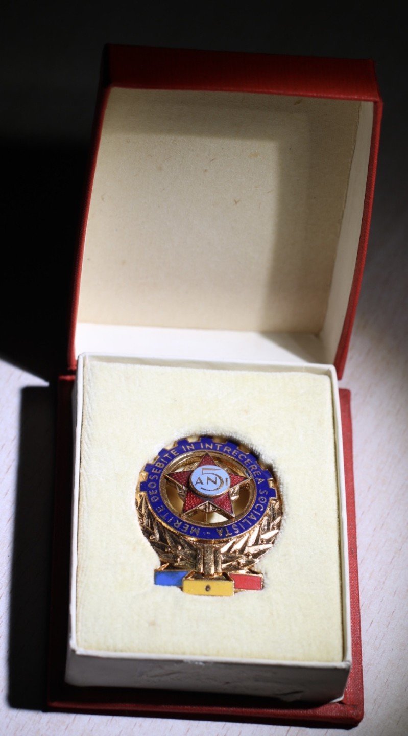 大猫徽章拍卖第215期  罗马尼亚五年计划证章 铜质