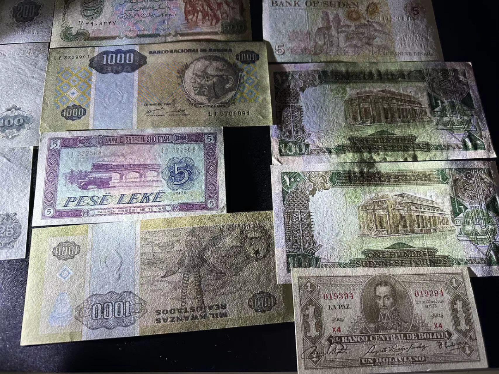 《外钞收藏家》第二百三十七期 多个国家一起 AU-UNC品相如图