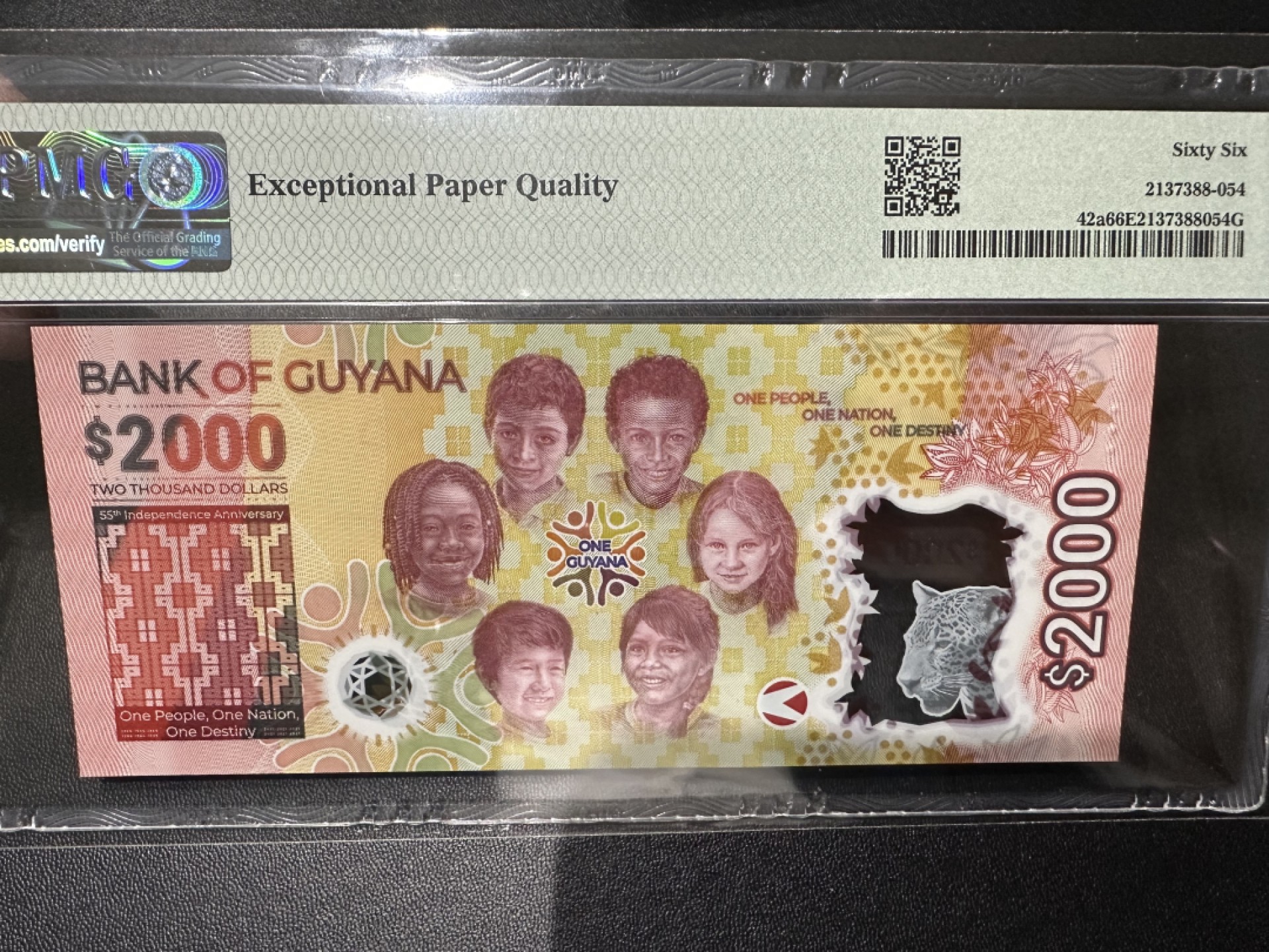 《外钞收藏家》第二百三十七期 2022年圭亚那2000 PMG66 无47 AA冠 纪念钞