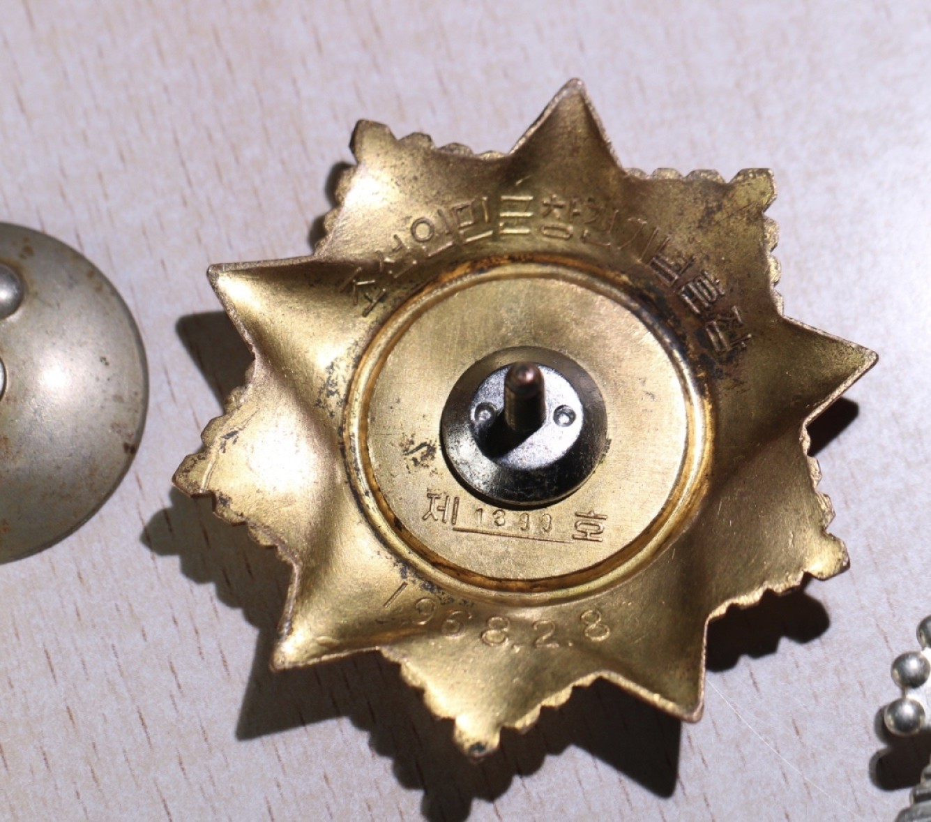 大猫徽章拍卖第215期  朝鲜🇰🇵勋章一组 其中人民军创军纪念勋章 珐琅7点钟方向有修复