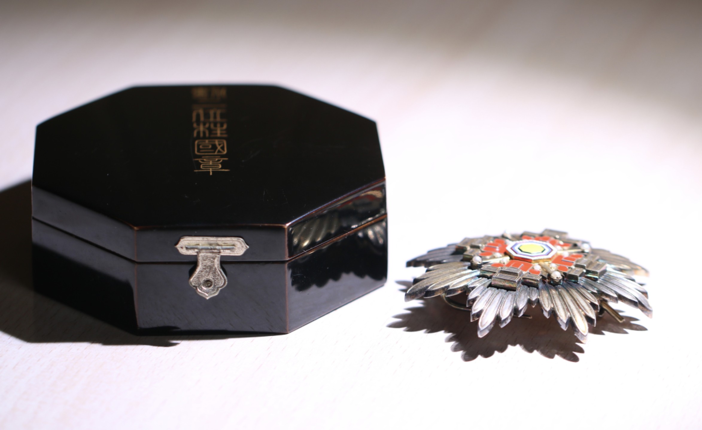 大猫徽章拍卖第215期  勿忘国耻 勋二位柱国勋章 原盒原证书 原略 “溥仪”亲笔签 状态良好 。仅颁发97枚