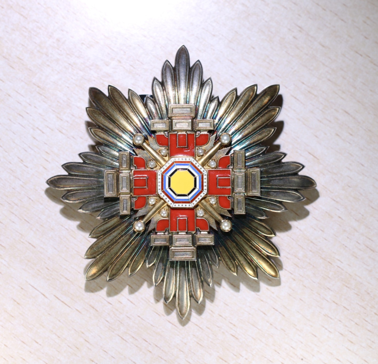 大猫徽章拍卖第215期  勿忘国耻 勋二位柱国勋章 原盒原证书 原略 “溥仪”亲笔签 状态良好 。仅颁发97枚