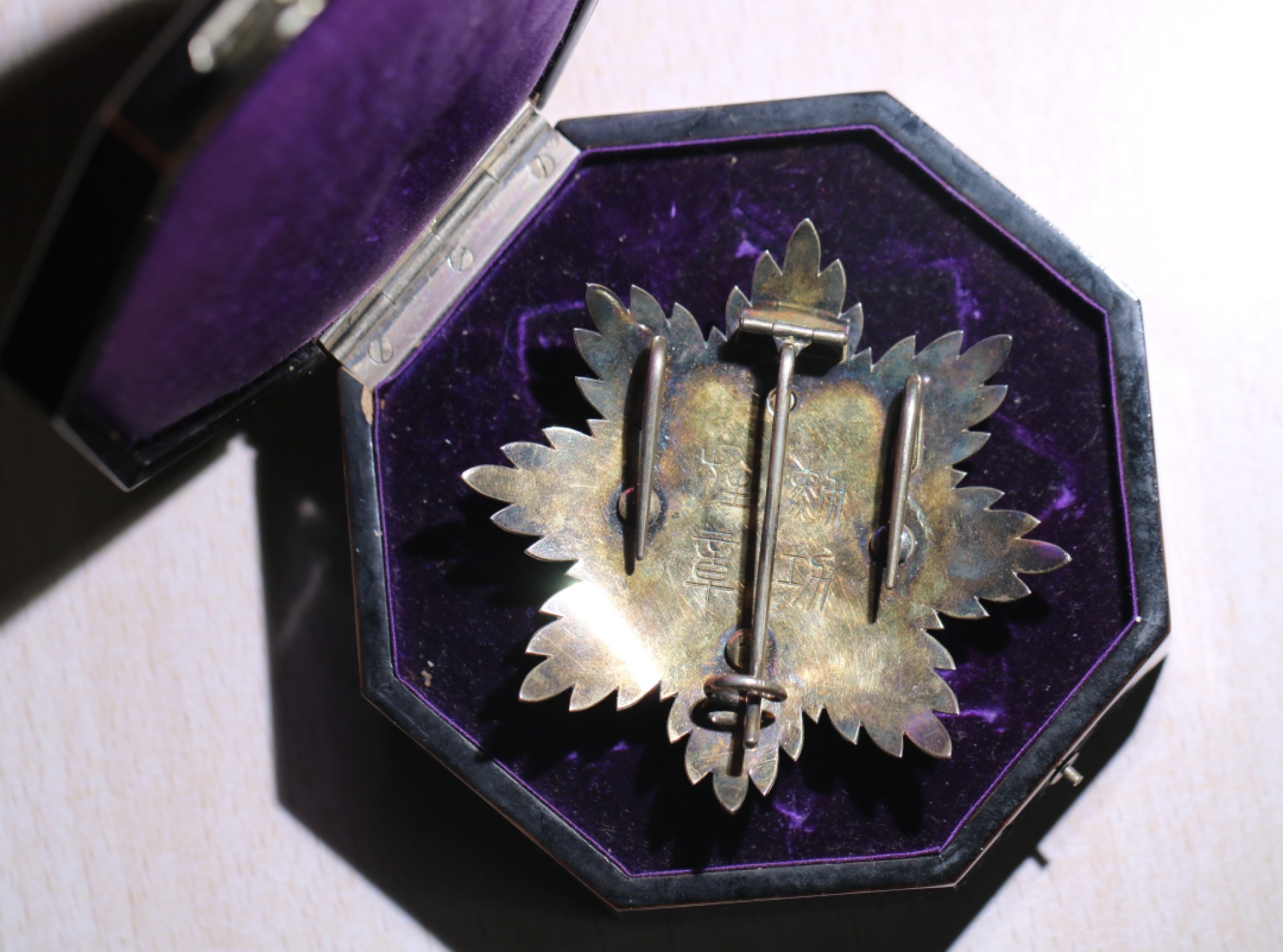 大猫徽章拍卖第215期  勿忘国耻 勋二位柱国勋章 原盒原证书 原略 “溥仪”亲笔签 状态良好 。仅颁发97枚