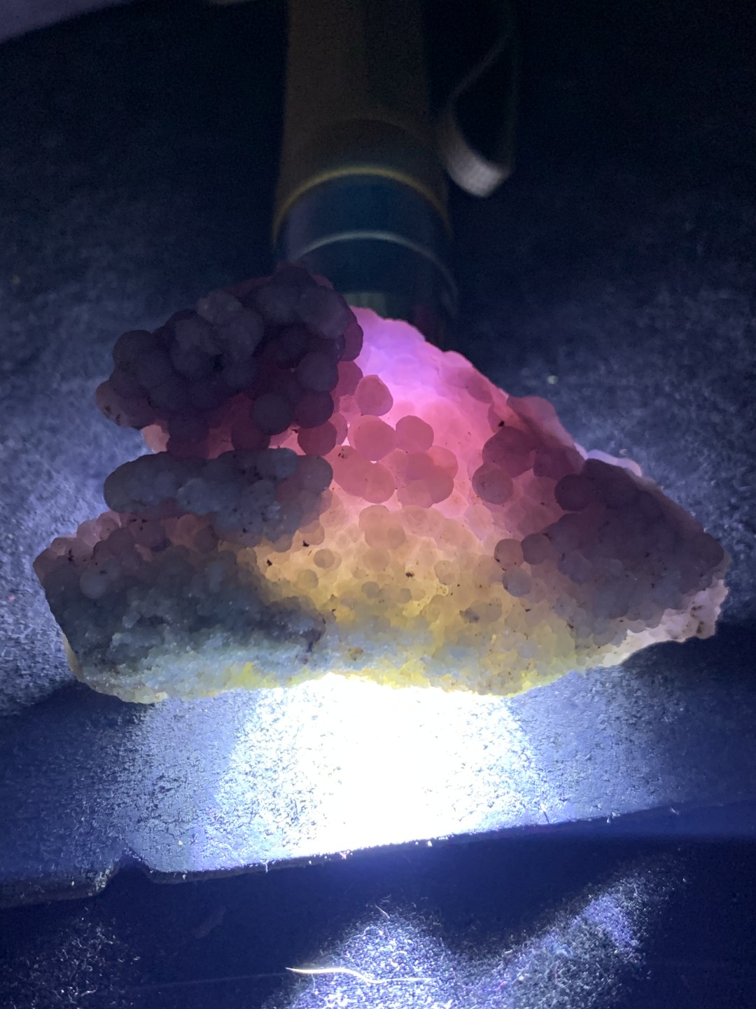 精美印尼双色葡萄玛瑙原石一个 ，