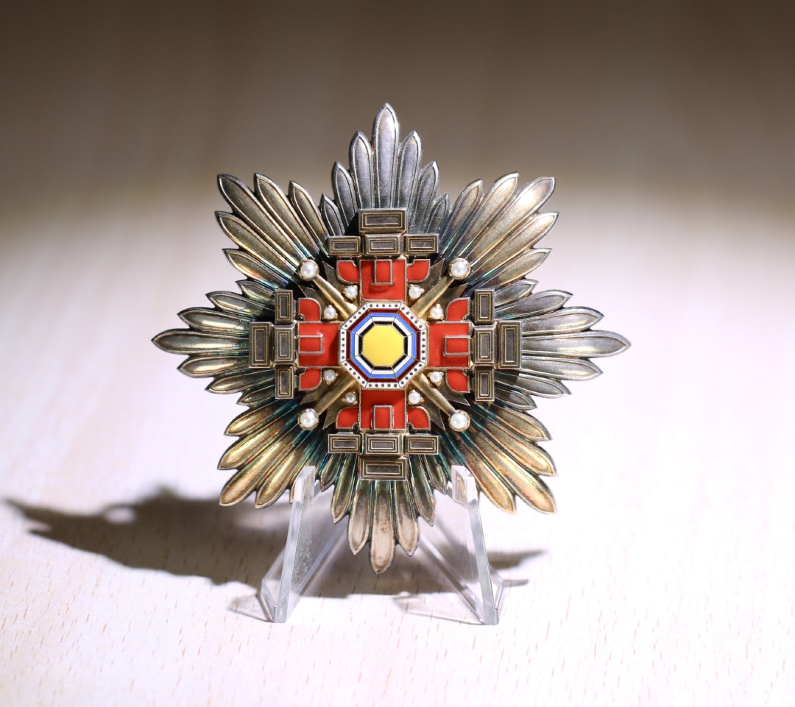 大猫徽章拍卖第215期  勿忘国耻 勋二位柱国勋章 原盒原证书 原略 “溥仪”亲笔签 状态良好 。仅颁发97枚