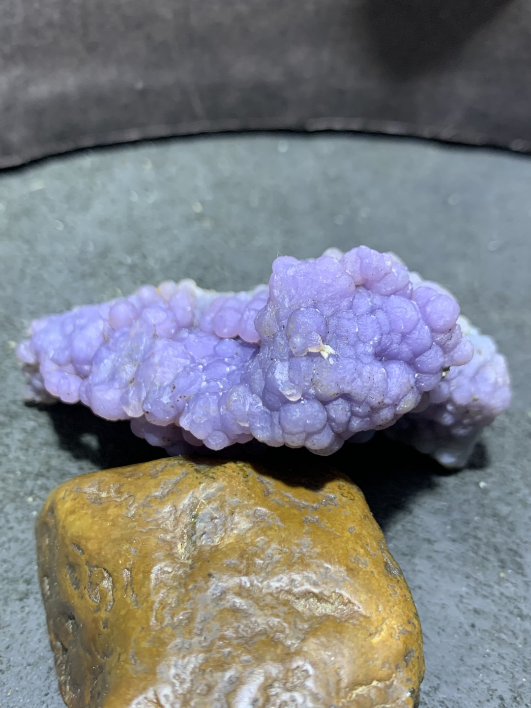精美印尼双色葡萄玛瑙原石一个 ，
