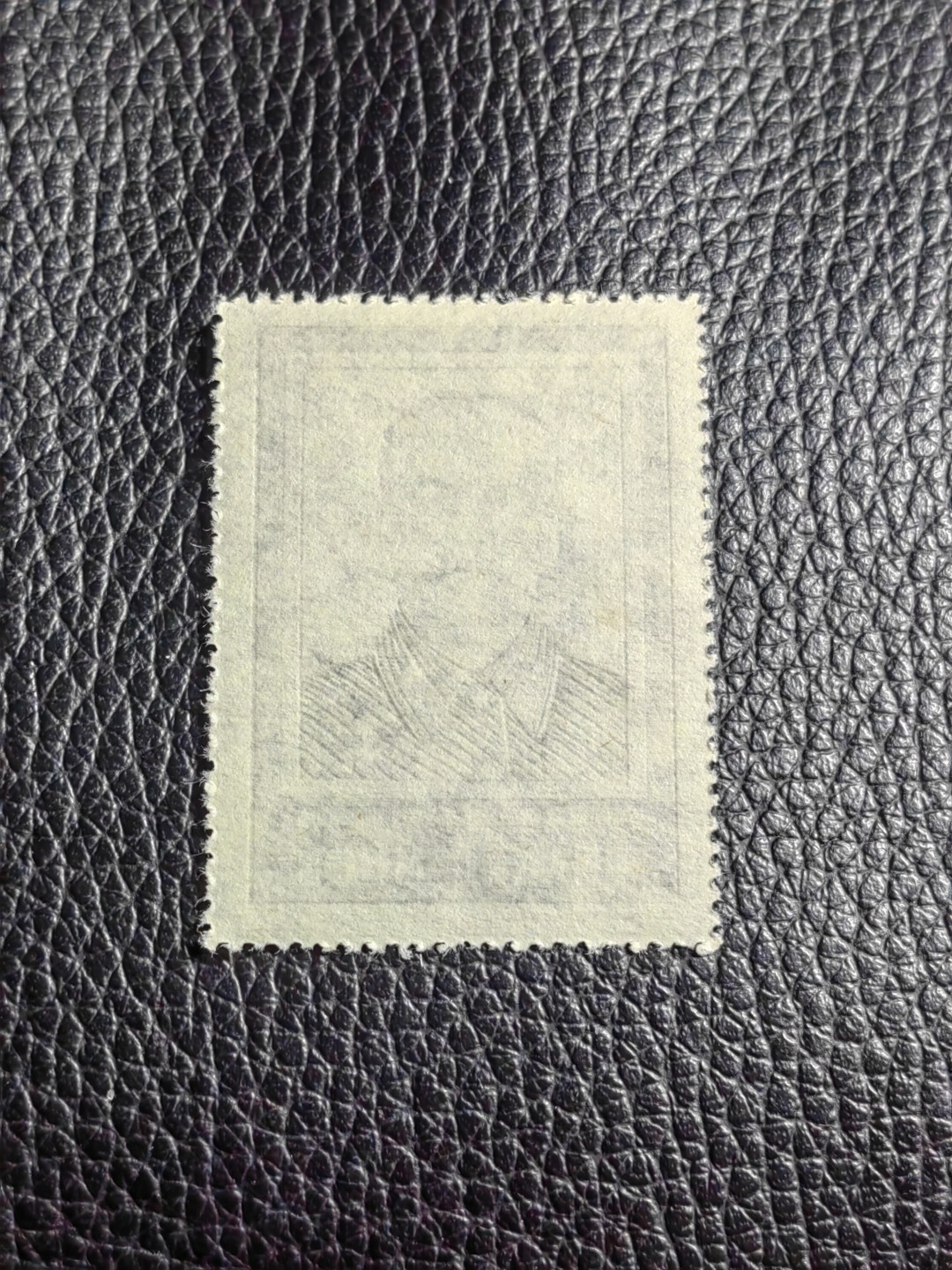 洪涛臻品批发群  精选邮票限时拍卖第一百六十八期 纪27  斯大林3-1 新  版撕票，背面一个黄点。除此之外没有毛病，喜欢不要错过