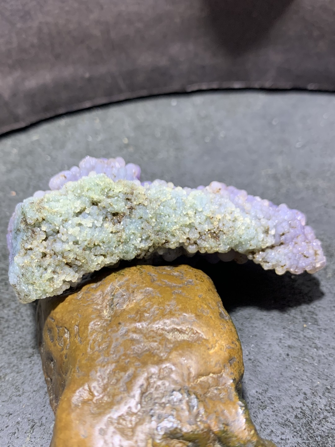精美印尼双色葡萄玛瑙原石一个 ，