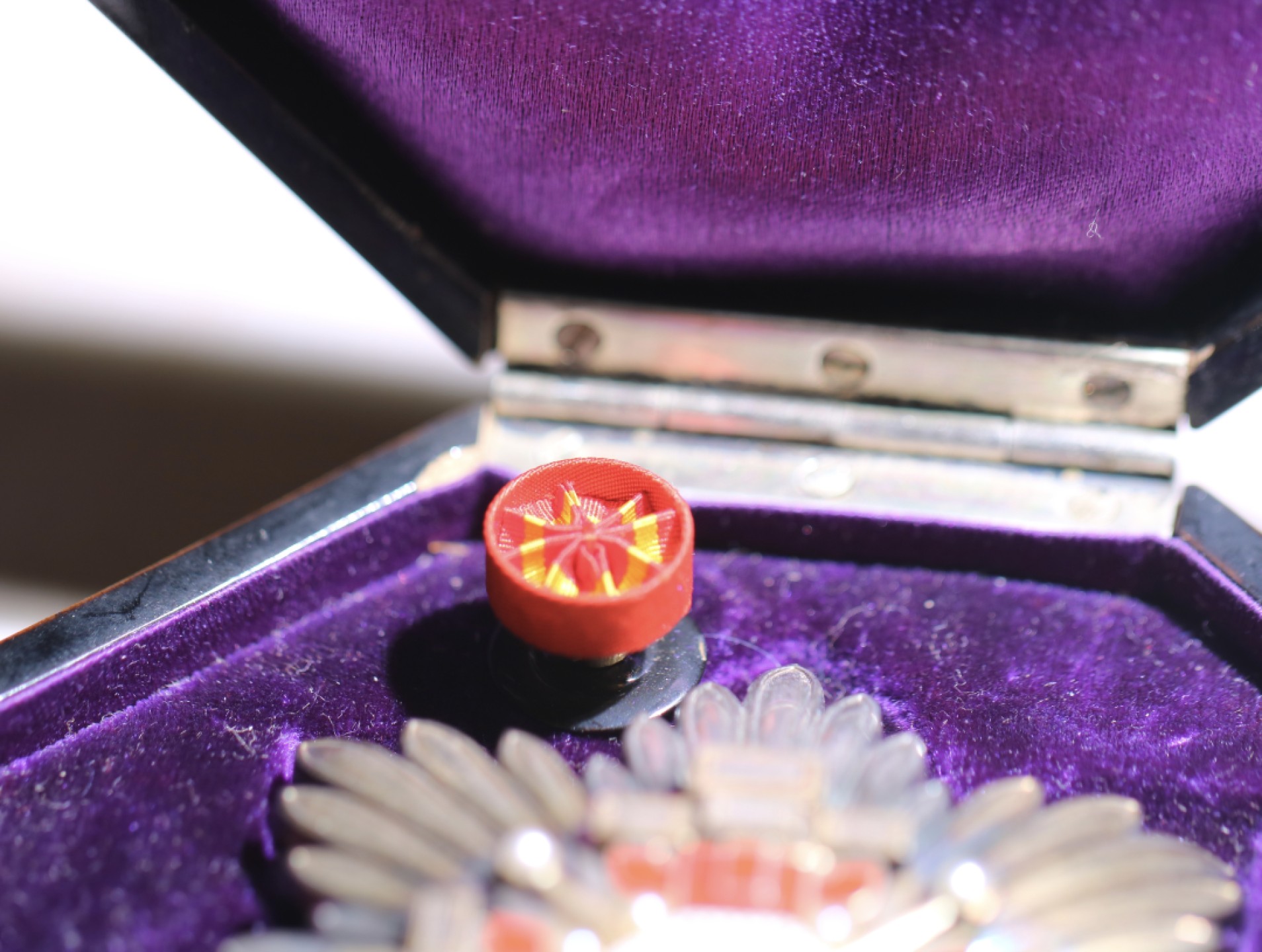 大猫徽章拍卖第215期  勿忘国耻 勋二位柱国勋章 原盒原证书 原略 “溥仪”亲笔签 状态良好 。仅颁发97枚