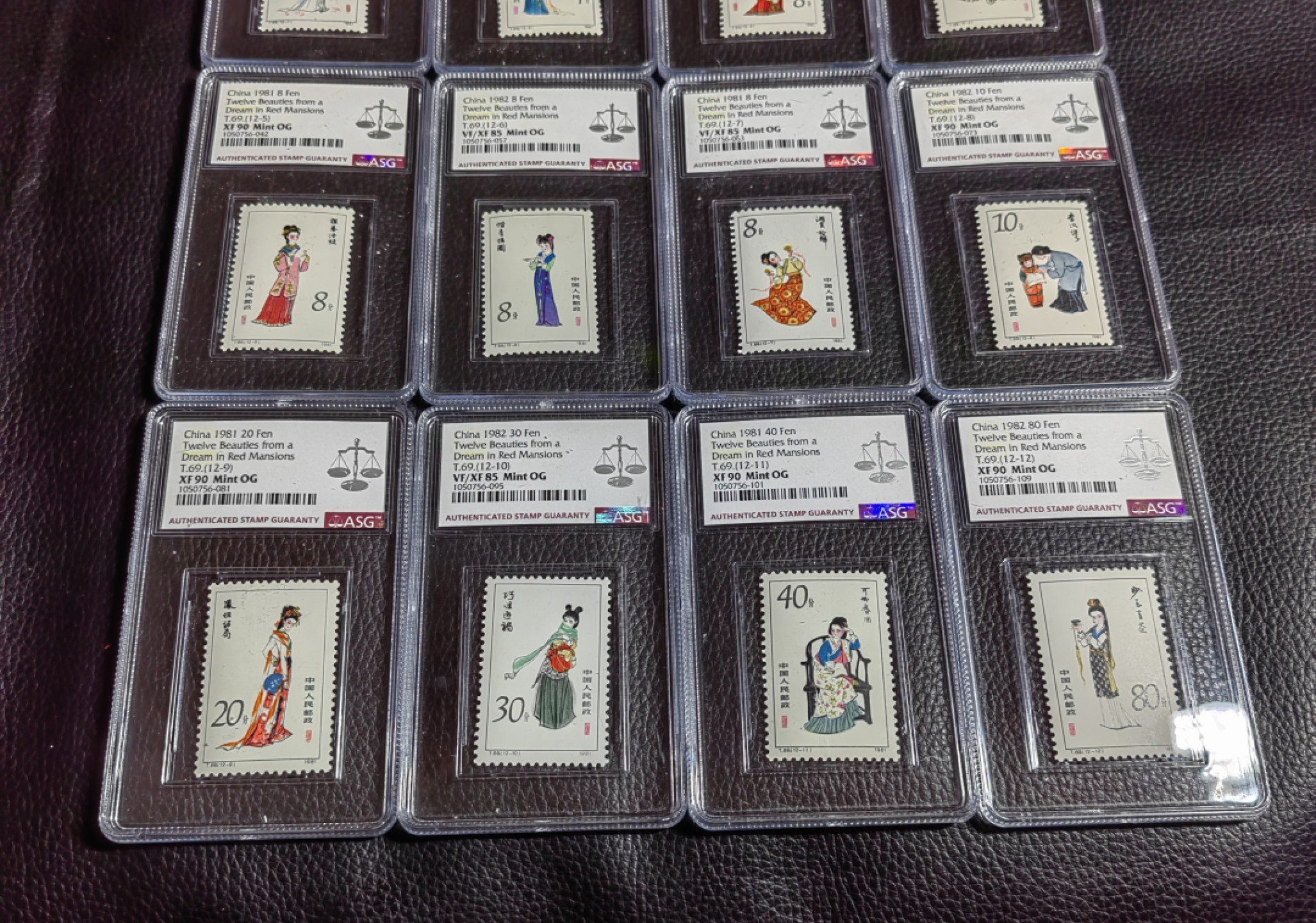 洪涛臻品批发群  精选邮票限时拍卖第一百六十九期 T69红楼梦新全   永恒的经典   ASG评级 6张90分，6张85分【总筋 90高分】版撕绝中绝送评级，最严格时期一次性出分，票都是嘎嘎绝，一手货源，壳子完好无划痕，这种一手货非常难得，藏家首选。混分超高性价比，错过就没有了。十二枚，单纯评级费就接近1000元
