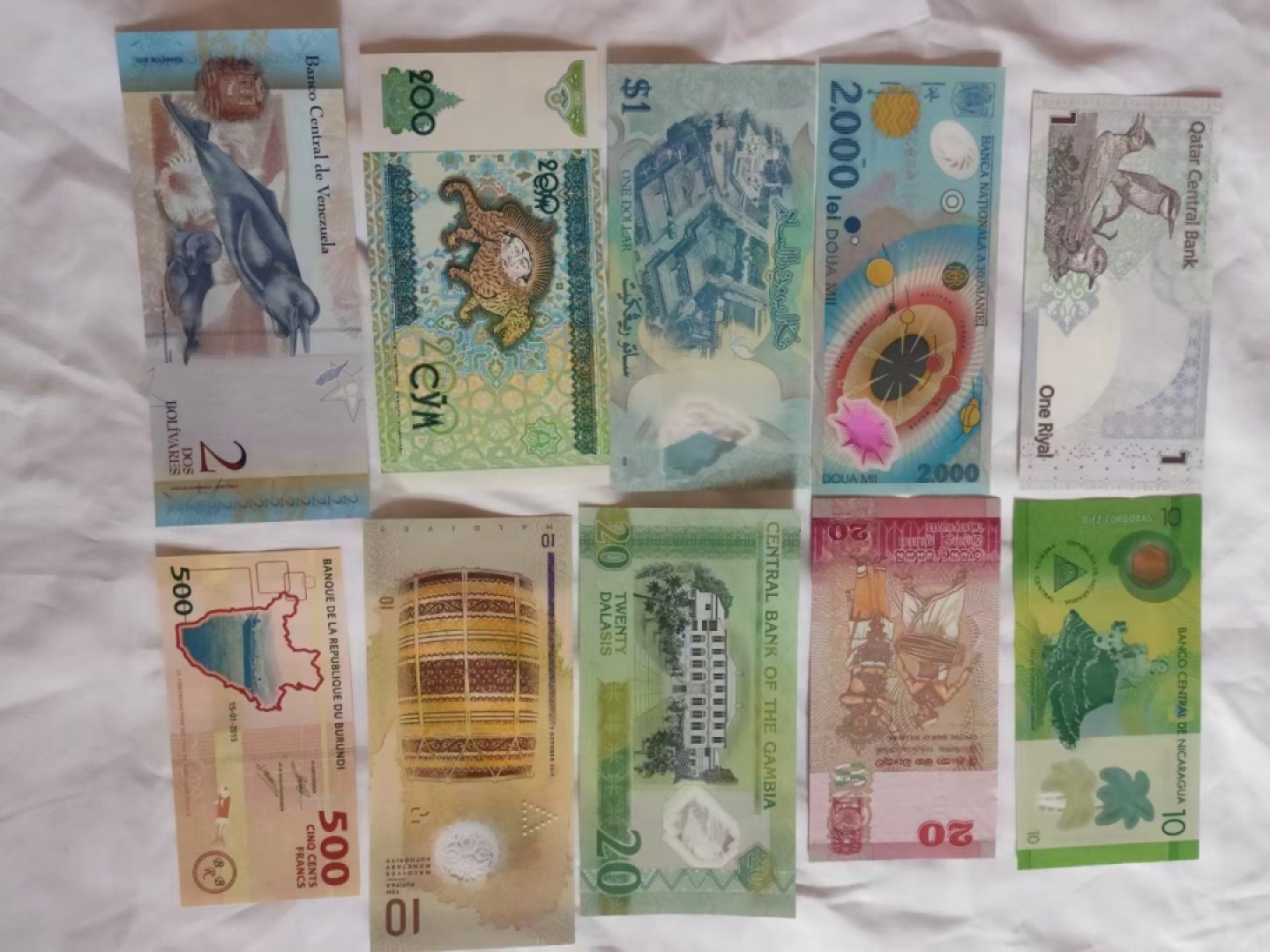 【世界最钱美‬币】精选10个国家精美塑料钞纸和‬钞，绝非几十大元‬全套那廉种‬价纸币，票面华丽，色明泽‬亮！1⃣️马尔代夫 2⃣️罗马尼亚3⃣️冈比亚 4⃣️文莱 5⃣️尼加拉瓜 6⃣️马其顿 7⃣️委内瑞拉8⃣️布隆迪 9⃣️斯里兰卡 🔟卡塔尔 送老送婆‬朋友送同送事‬领导送晚辈佳最‬礼物！ 全刀是‬拆全新钞票，号码随机，非漂常‬亮!