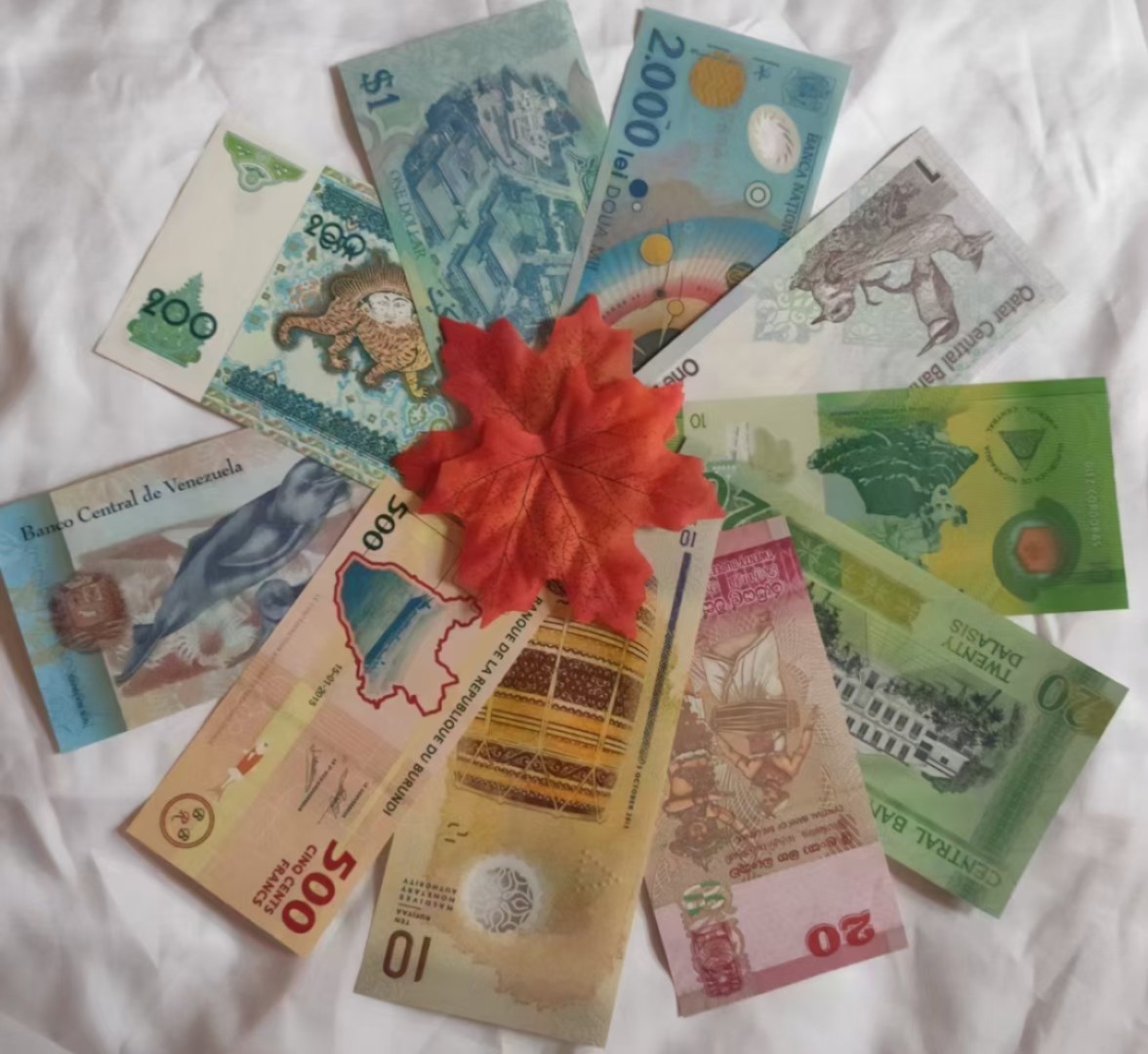 【世界最钱美‬币】精选10个国家精美塑料钞纸和‬钞，绝非几十大元‬全套那廉种‬价纸币，票面华丽，色明泽‬亮！1⃣️马尔代夫 2⃣️罗马尼亚3⃣️冈比亚 4⃣️文莱 5⃣️尼加拉瓜 6⃣️马其顿 7⃣️委内瑞拉8⃣️布隆迪 9⃣️斯里兰卡 🔟卡塔尔 送老送婆‬朋友送同送事‬领导送晚辈佳最‬礼物！ 全刀是‬拆全新钞票，号码随机，非漂常‬亮!