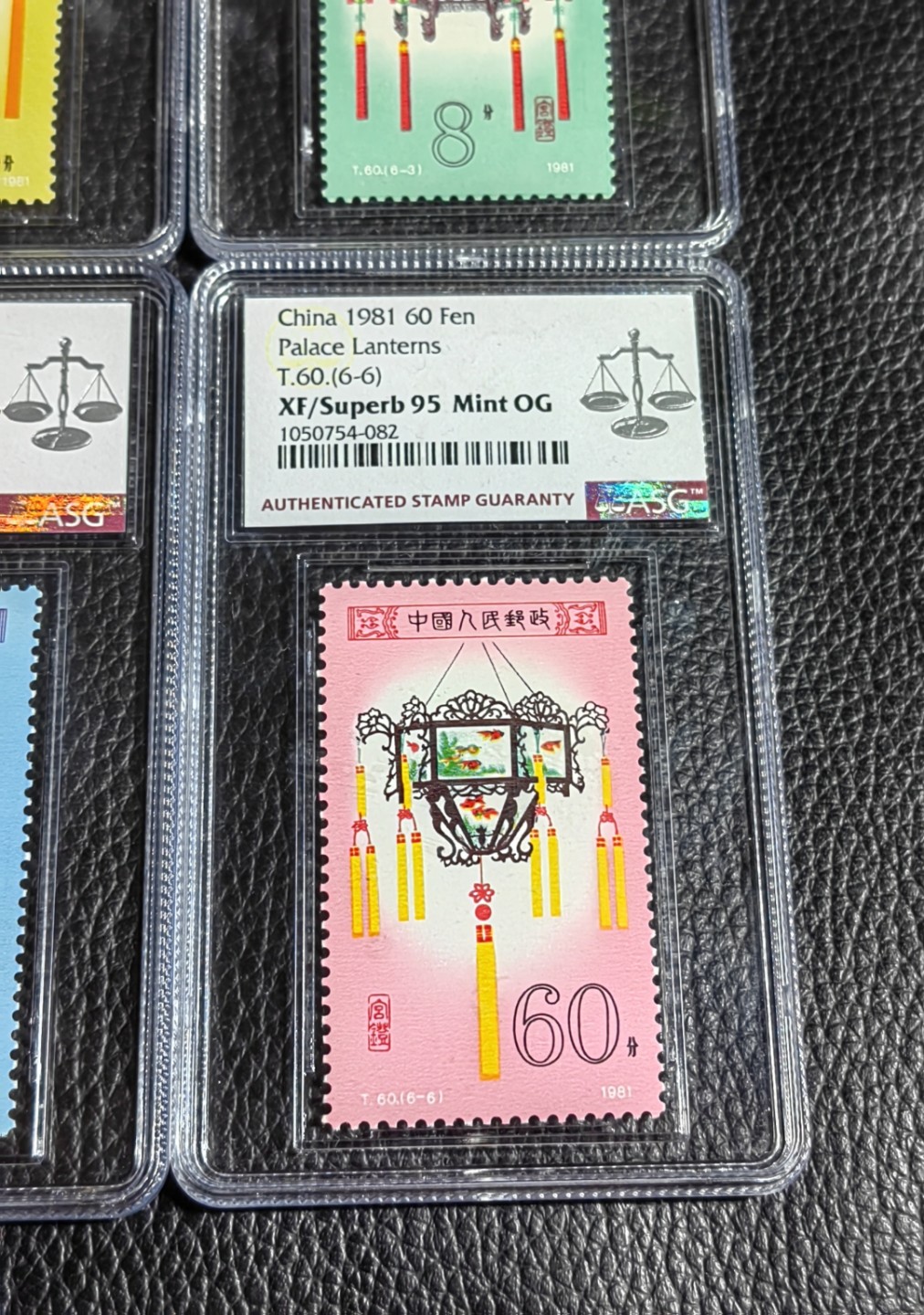 洪涛臻品批发群  精选邮票限时拍卖第一百七十期 T60宫灯新全  ASG评级，-6 总筋  95冠军分，其余5枚  90分，均OG。  一手出分，壳子漂亮无划痕，藏家首选，最严格时期一次性出分，状态一流，经典热门人气套票，总筋95分非常难得，注意捡漏