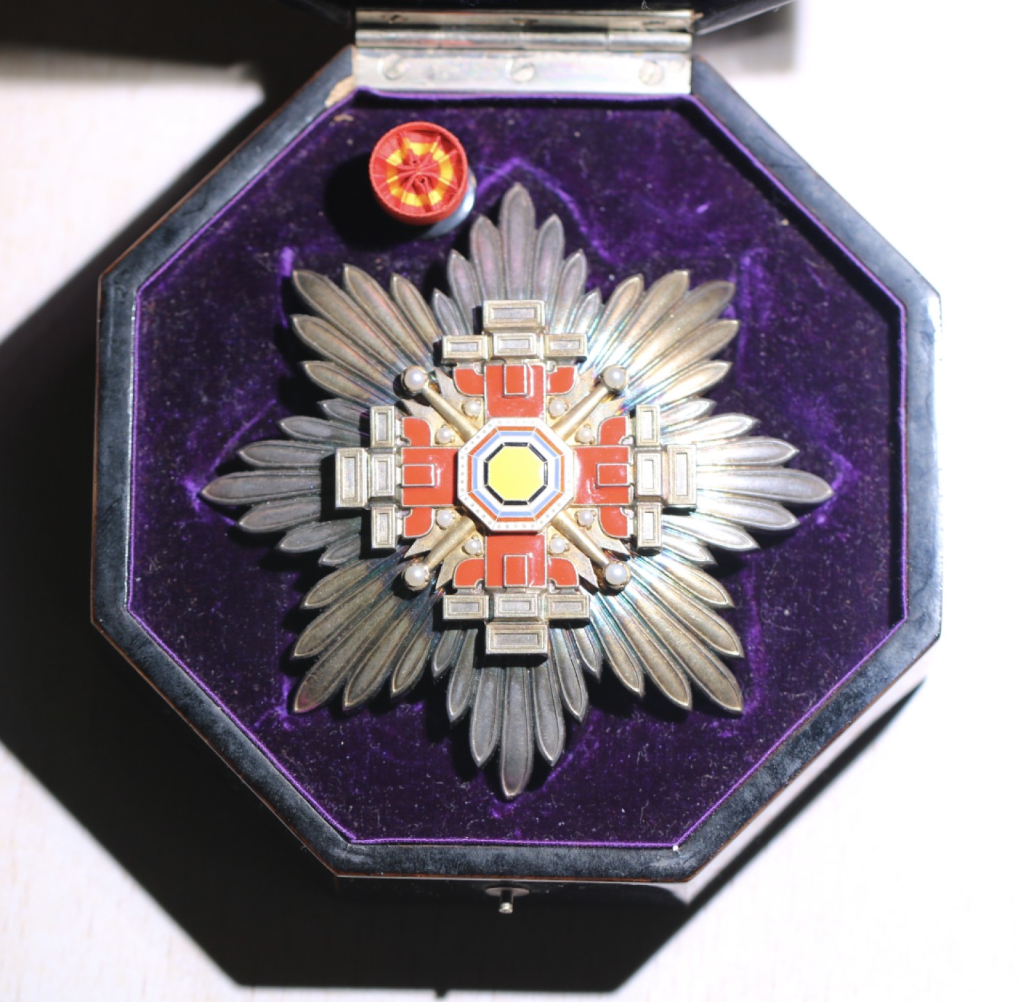 大猫徽章拍卖第215期  勿忘国耻 勋二位柱国勋章 原盒原证书 原略 “溥仪”亲笔签 状态良好 。仅颁发97枚