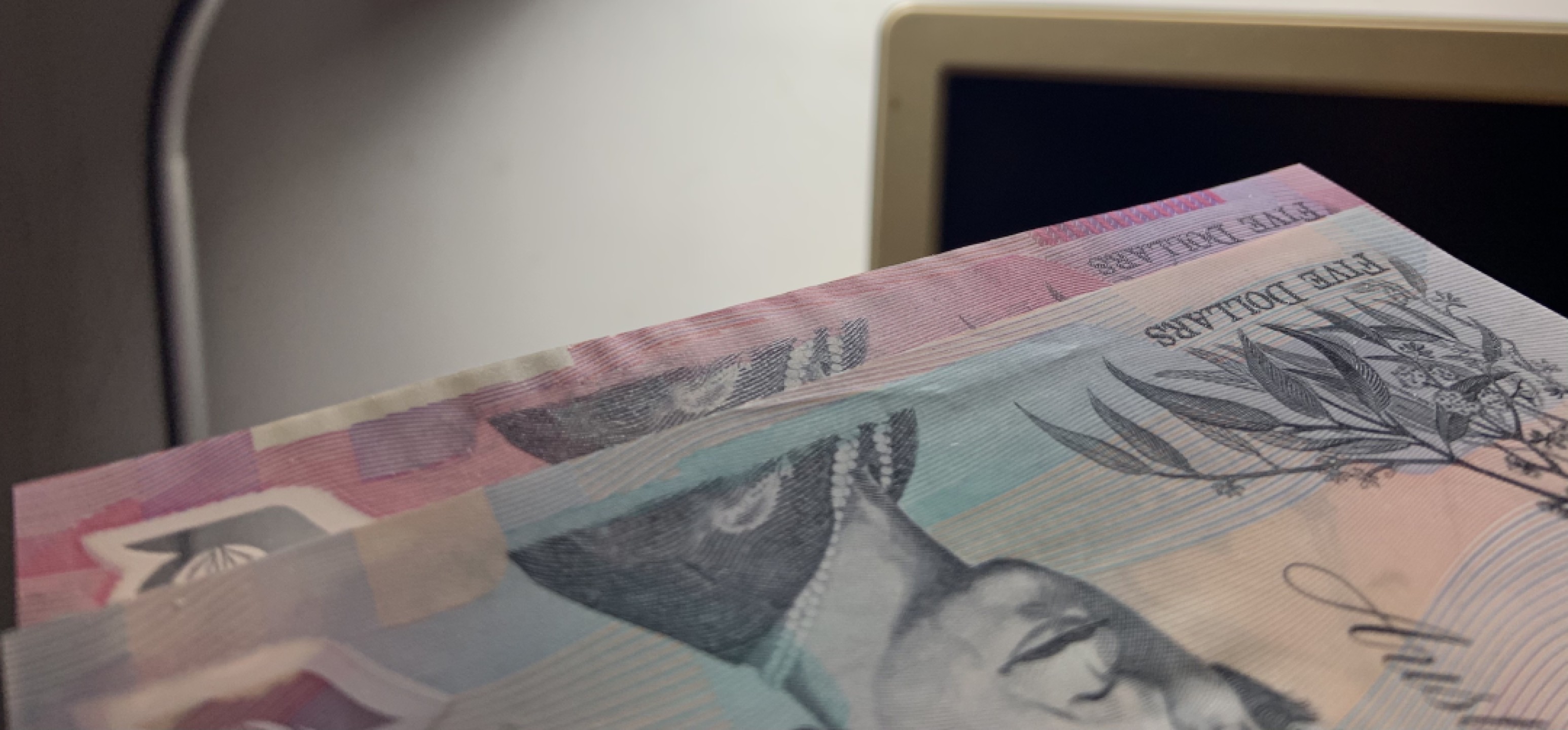 收藏联盟Quantum Auction 第231期拍卖 已更新 澳大利亚1992年和1995年5元 品相全新UNC 其中一张为AA冠 加盖首发字样
