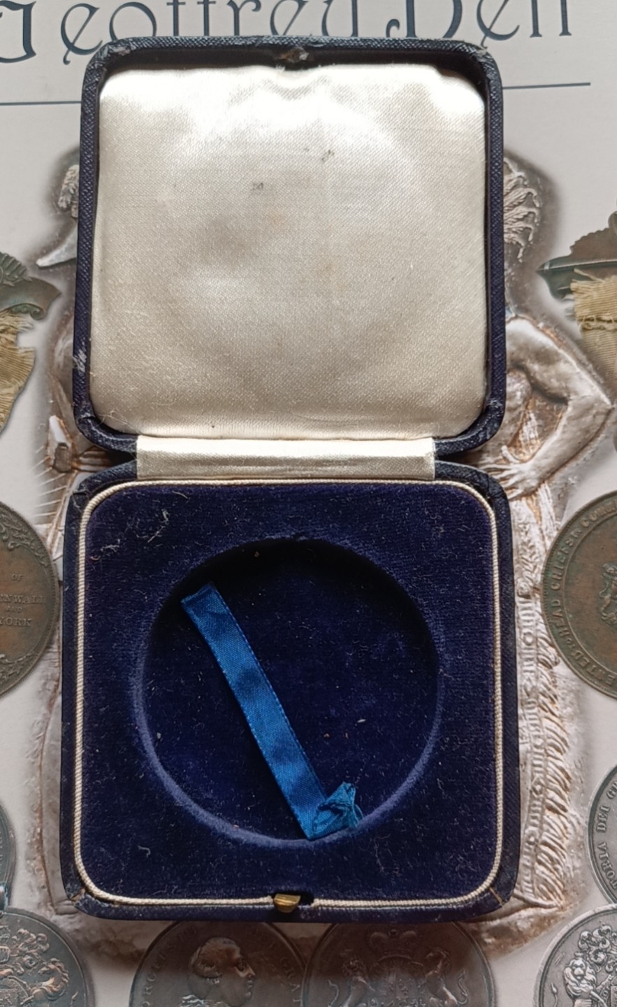 英系币章首饰盒子专场第6期 木盒8x8x2cm，内径约54mm