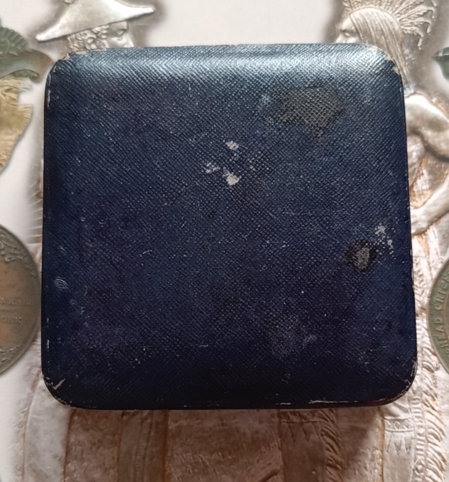 英系币章首饰盒子专场第6期 木盒8x8x2cm，内径约54mm