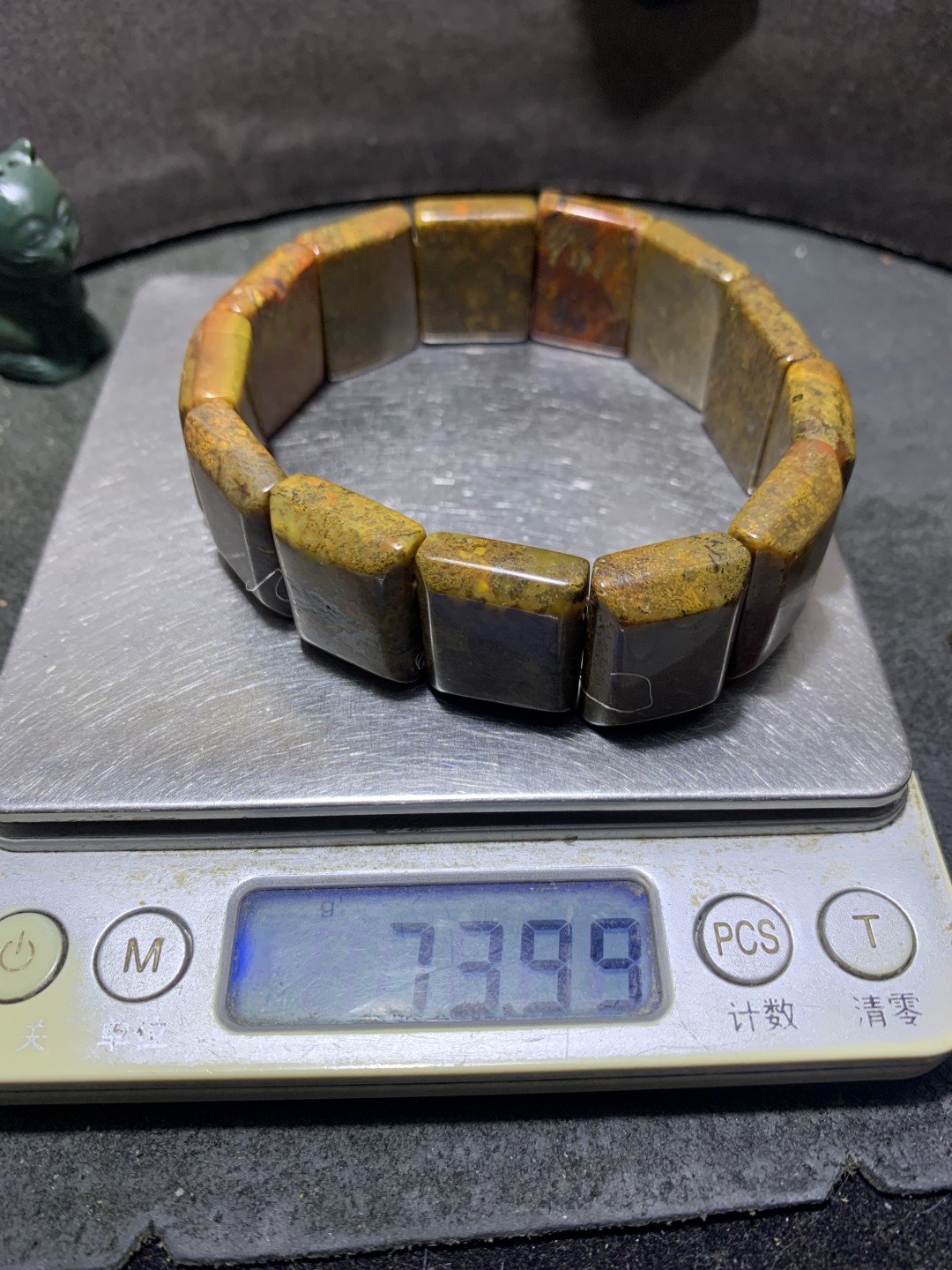 战国红玛瑙黄金草花纹手排一只，