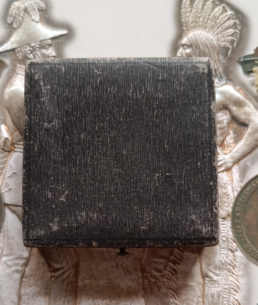 英系币章首饰盒子专场第6期 木盒外径7x7cm，内径约5cm，丝绒内衬