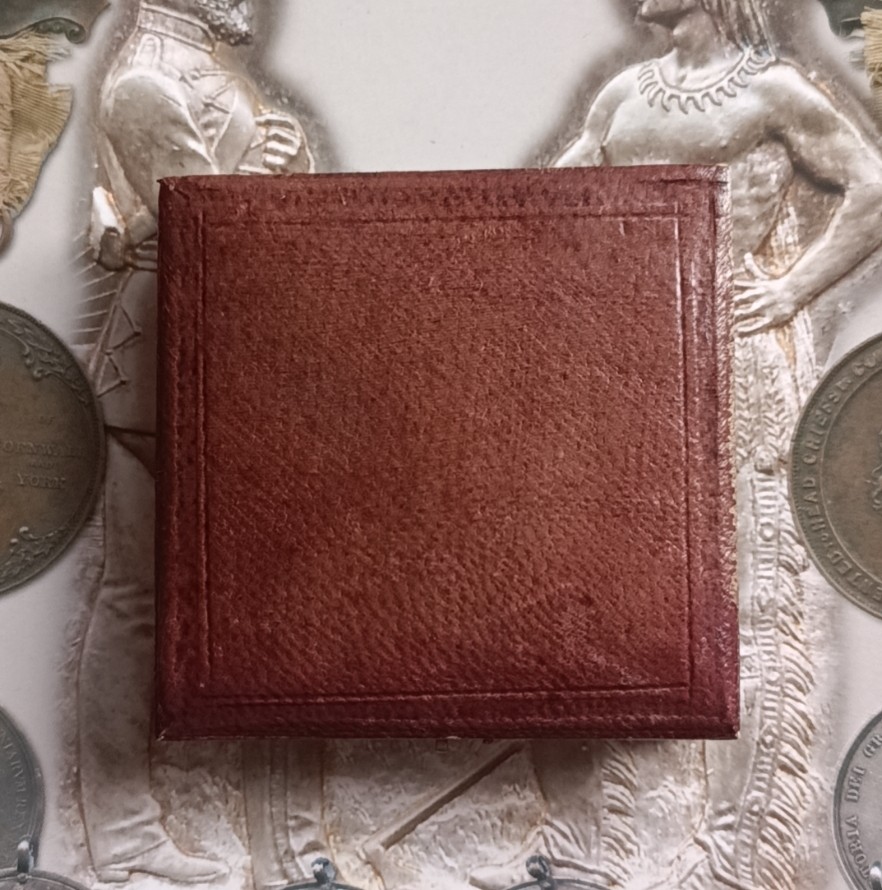 英系币章首饰盒子专场第6期 皮套木盒7x7cm，内径5cm