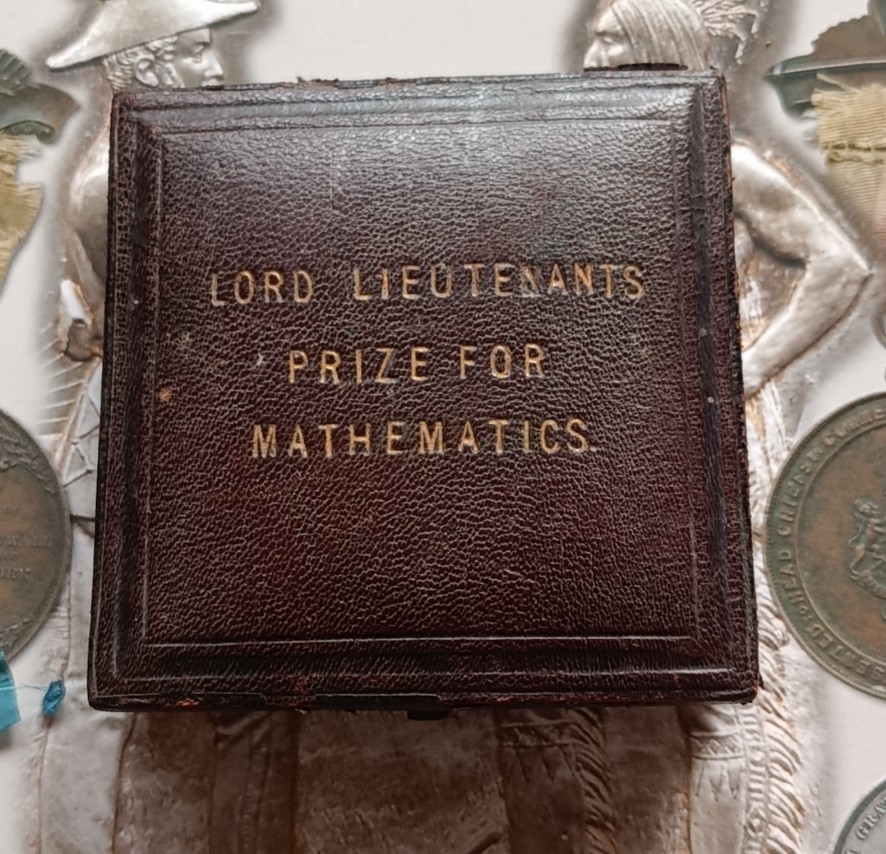 英系币章首饰盒子专场第6期 数学奖章盒8x8cm，内径48mm，干净丝绒内衬