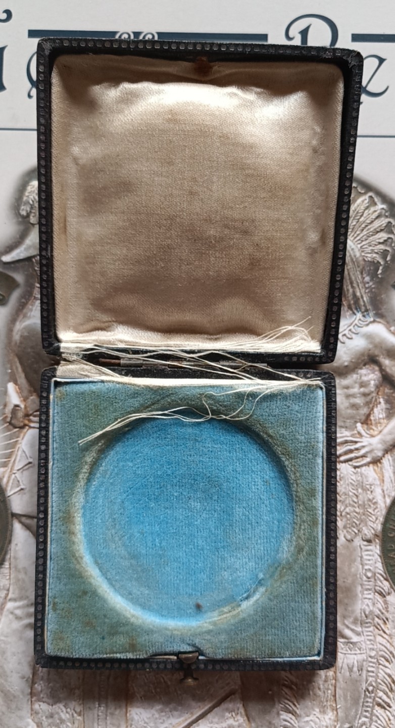 英系币章首饰盒子专场第6期 木盒外径7x7cm，内径约5cm，丝绒内衬