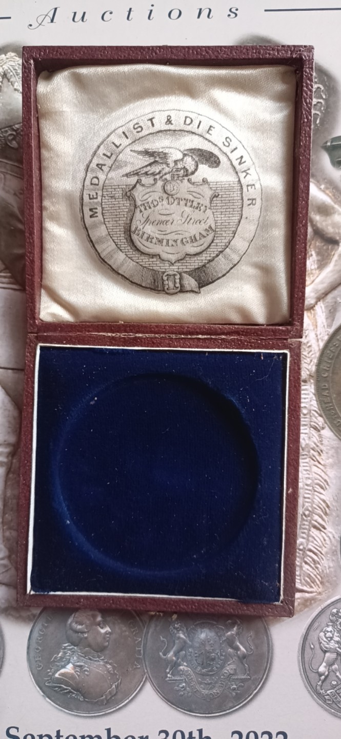 英系币章首饰盒子专场第6期 皮套木盒7x7cm，内径5cm