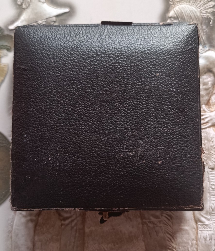 英系币章首饰盒子专场第6期 木盒77x77x25mm，内径37mm