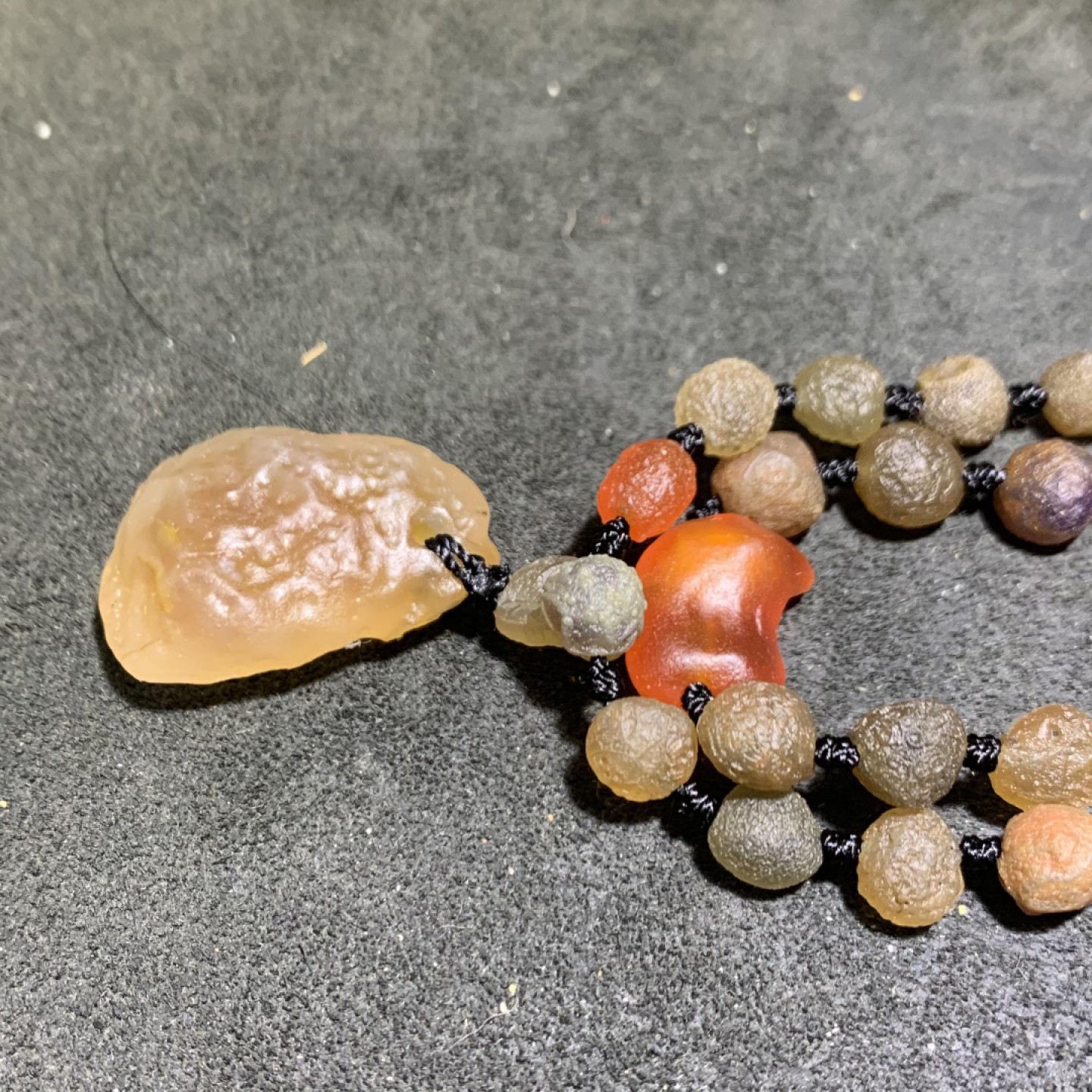 精美罕见天然阿拉善葡萄干玛瑙项链一条，