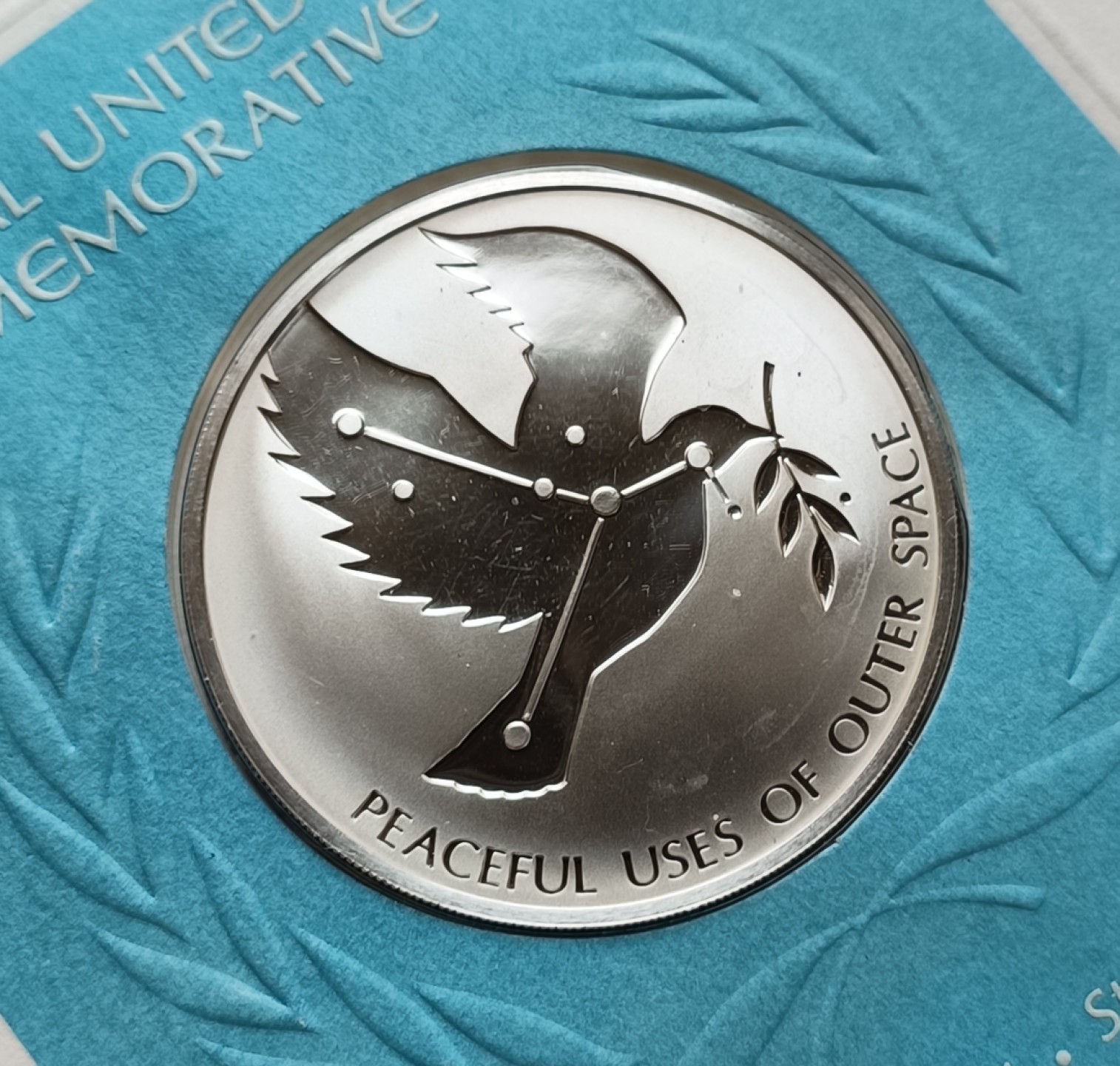 瓶子🏺第78期拍卖会 联合国1975年发行和平鸽银质章原封（1盎司）