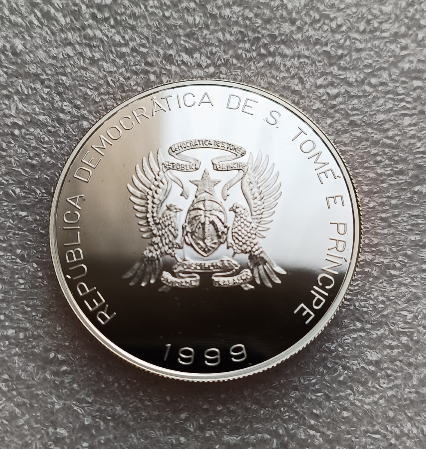 瓶子🏺第78期拍卖会 圣多美和普林西比1999年2000多布拉币中币精制大银币39毫米35.69克