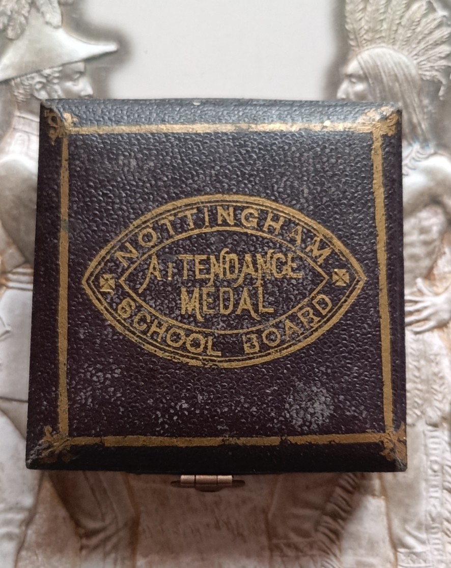 英系币章首饰盒子专场第6期 诺丁汉学校奖章盒66x66mm，内径41mm
