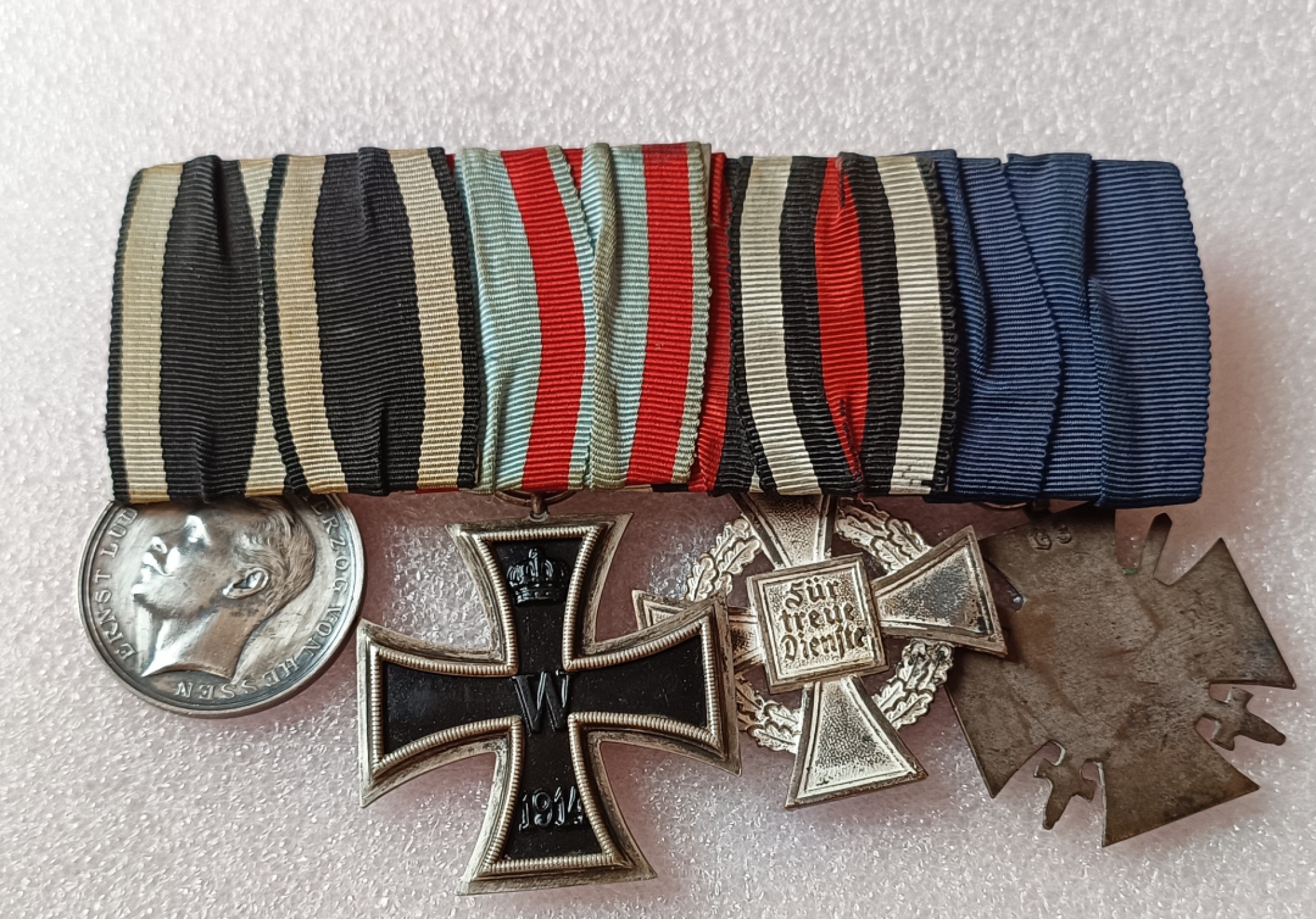 瓶子🏺第78期拍卖会 德国一战战时奖章勋章联排ko厂铁十字+黑森大公国勇敢银章+兴登堡十字+磨标公务员