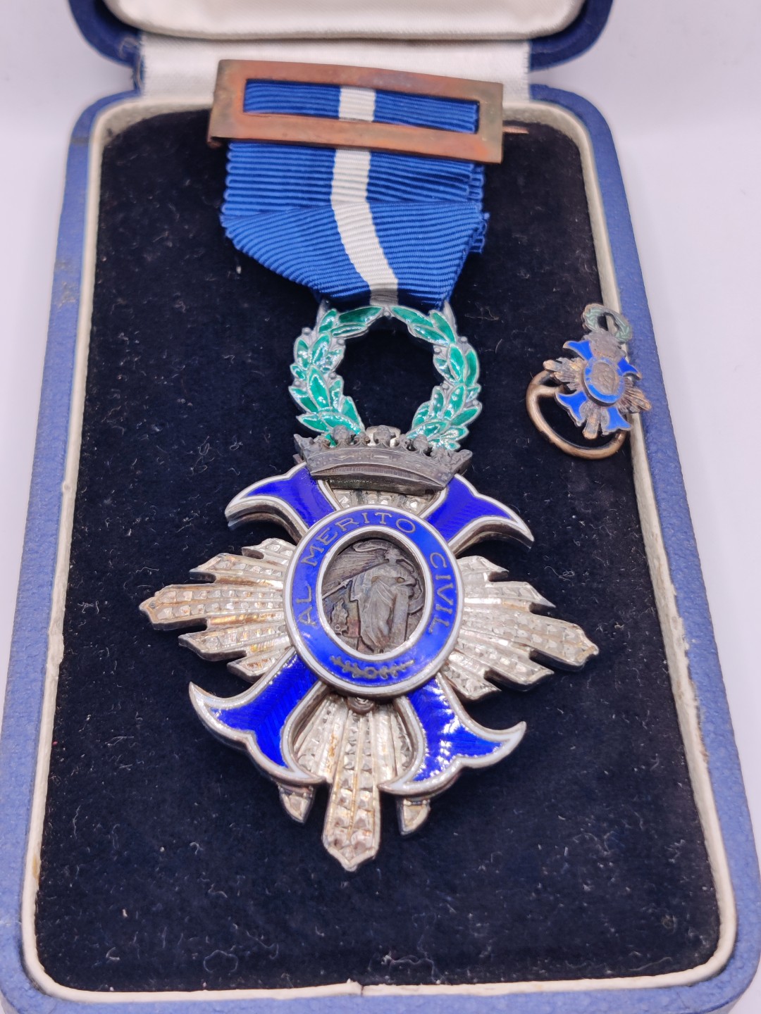 全场0元起拍 第29期 咸鱼国勋章拍卖专场 2月12日（周日）下午6：00开始 西班牙佛朗哥时期民事功绩勋章 早期银质珐琅带mini章