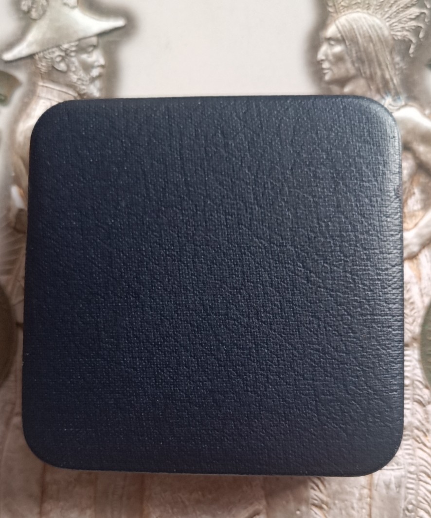 英系币章首饰盒子专场第6期 金属盒75x75x20mm，内径36mm，干净
