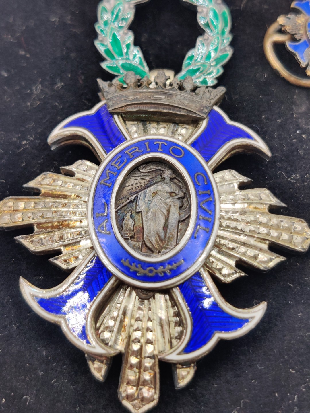 全场0元起拍 第29期 咸鱼国勋章拍卖专场 2月12日（周日）下午6：00开始 西班牙佛朗哥时期民事功绩勋章 早期银质珐琅带mini章