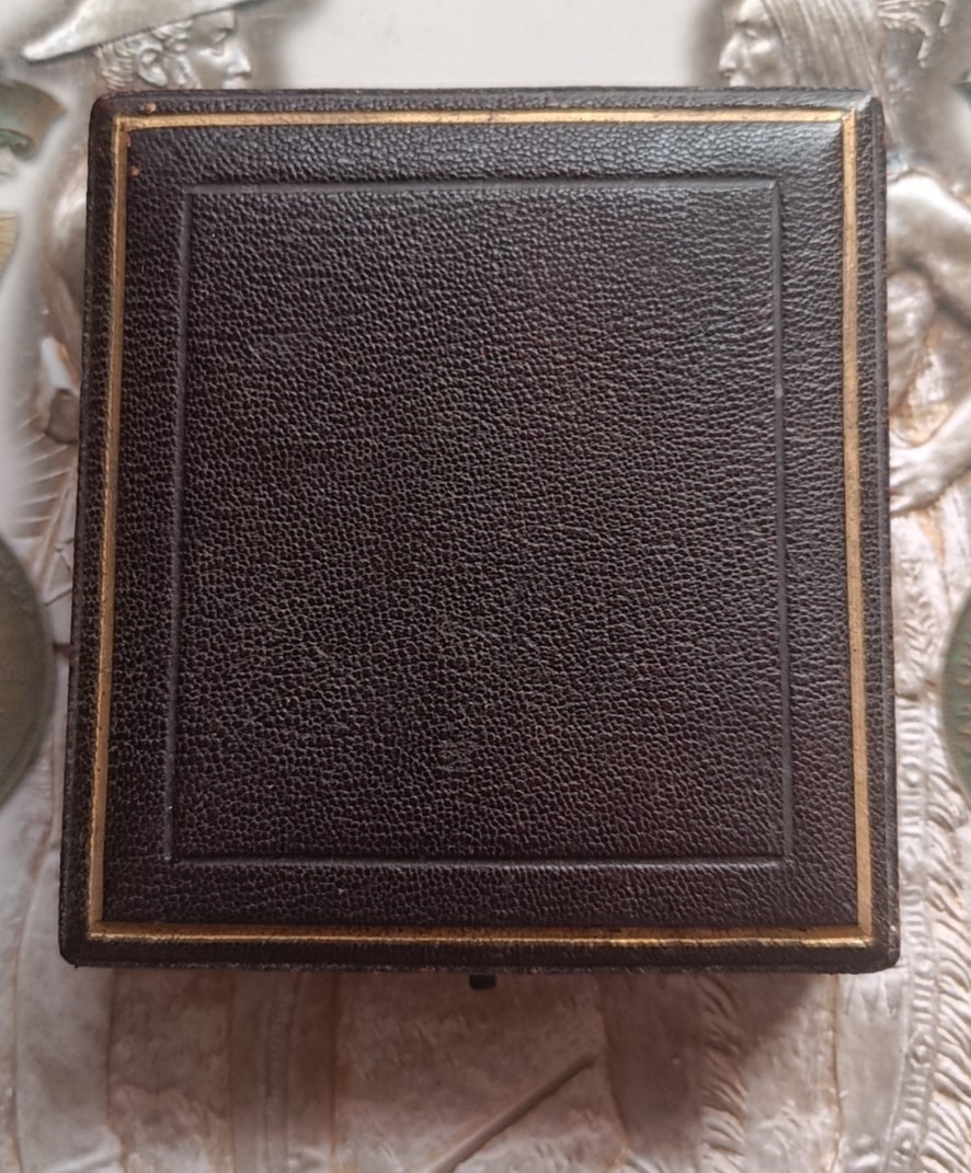 英系币章首饰盒子专场第6期 木盒78x78mm，内径45mm，可放带柄奖章