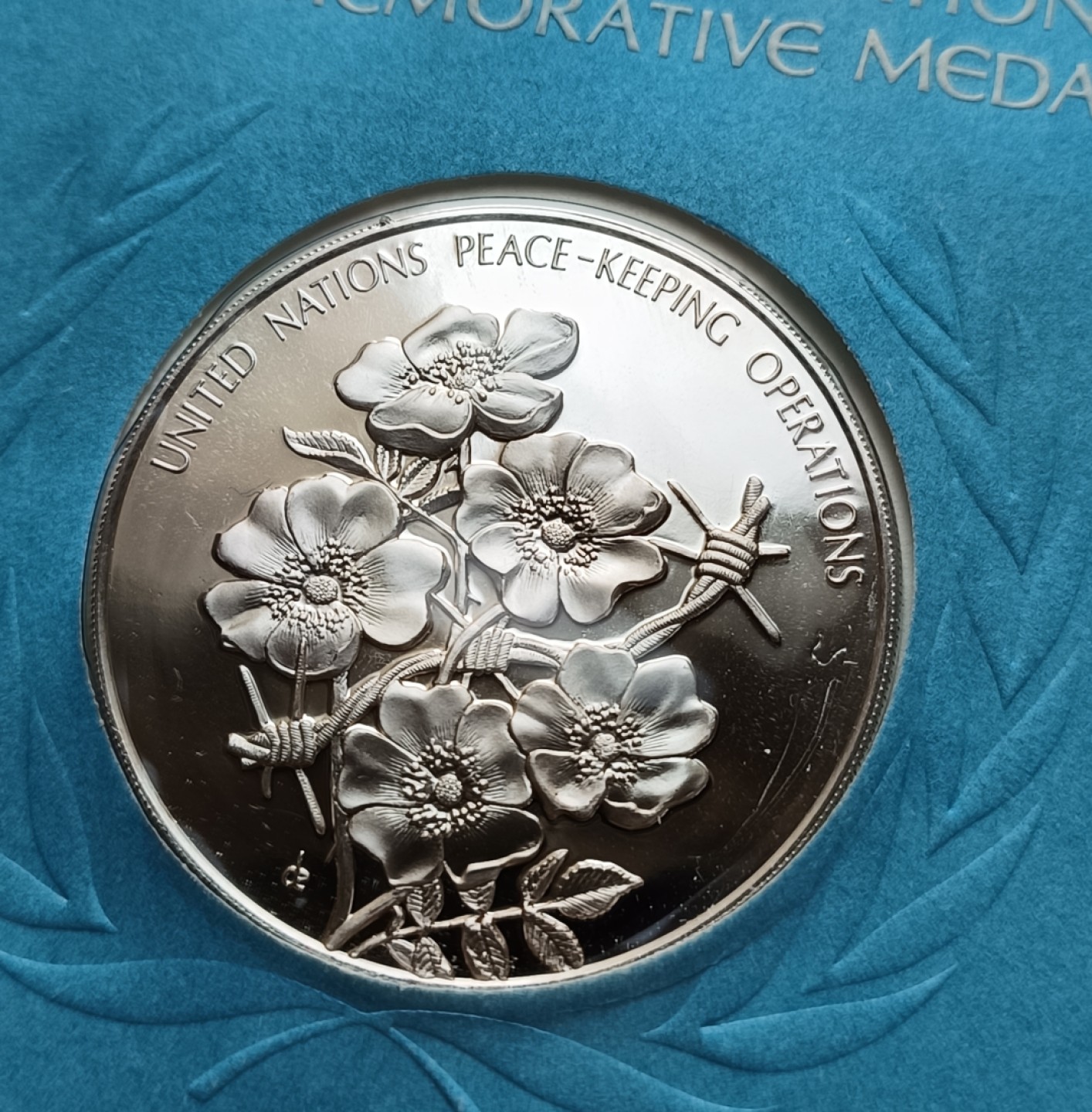 瓶子🏺第78期拍卖会 联合国1975年发行花卉银质章原封（1盎司）