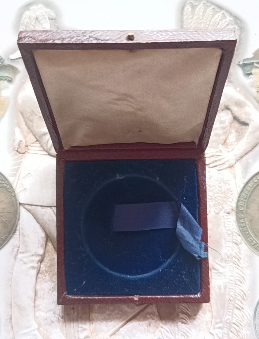 英系币章首饰盒子专场第6期 木盒6x6cm，内径41mm