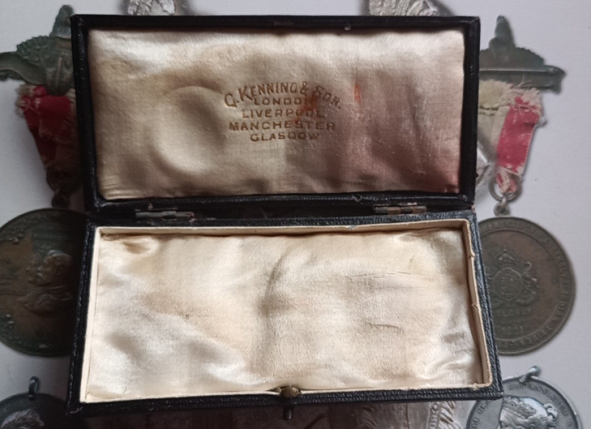 英系币章首饰盒子专场第6期 首饰木盒110x52mm，内径102x45mm，可放方章