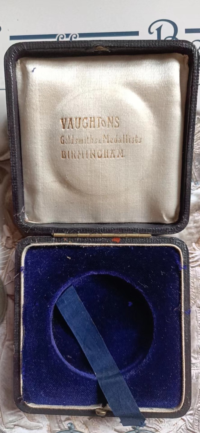 英系币章首饰盒子专场第6期 伯明翰教育奖章盒77x77mm，内径44mm
