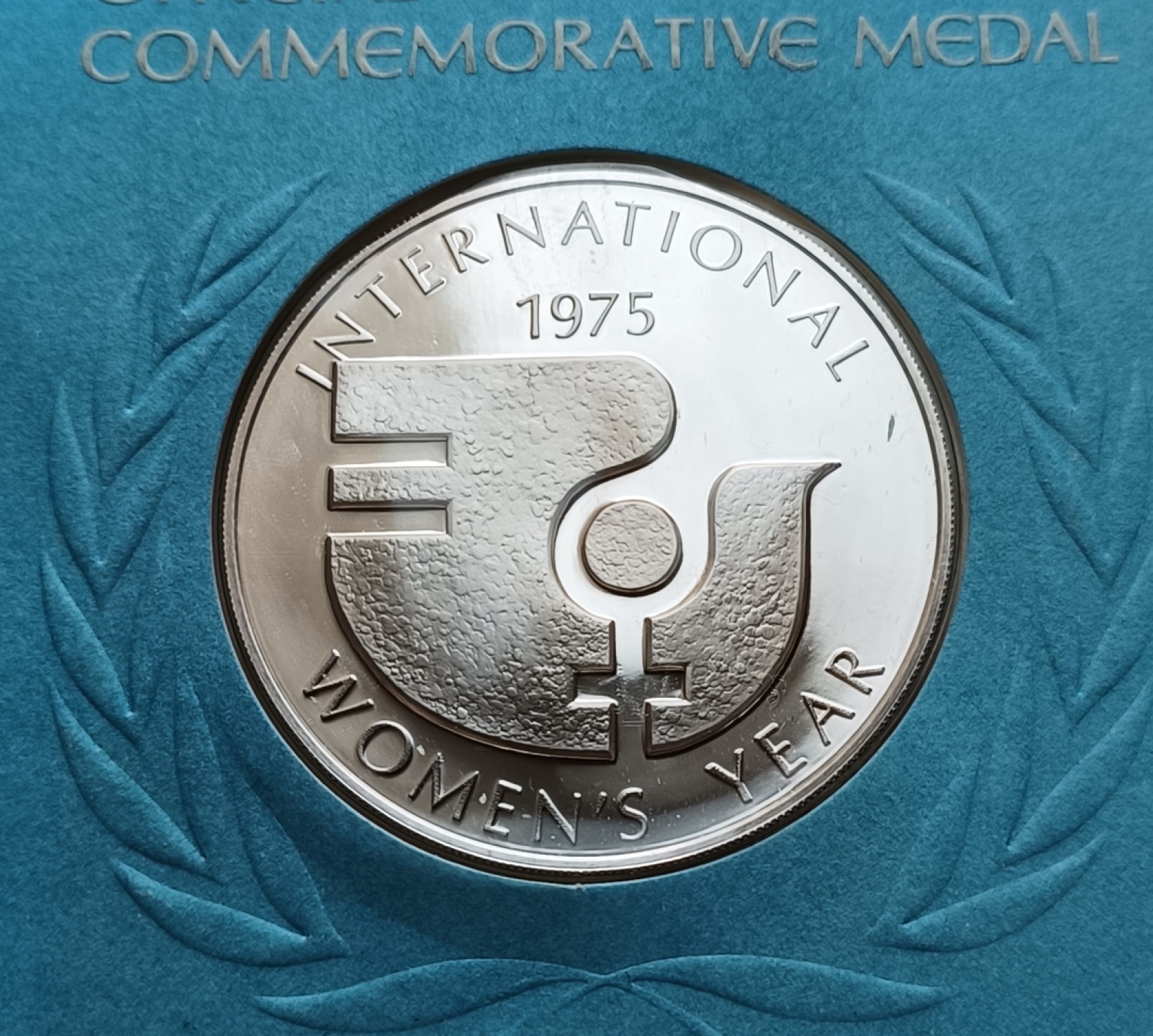 瓶子🏺第78期拍卖会 联合国1975年发行和平鸽银质章原封（1盎司）