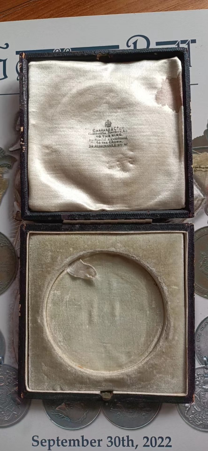 英系币章首饰盒子专场第6期 木盒93x93mm，内径62mm，丝绒内衬