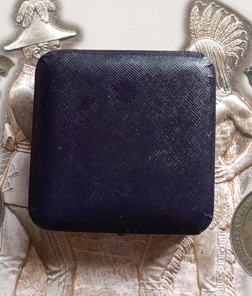 英系币章首饰盒子专场第6期 木盒62x62x20mm，内径38mm，很厚很结实