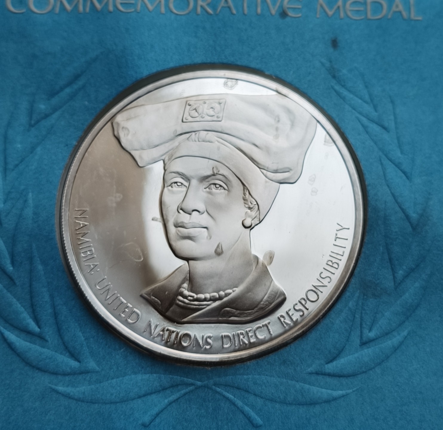 瓶子🏺第78期拍卖会 联合国1975年发行妇女银质章原封（1盎司）