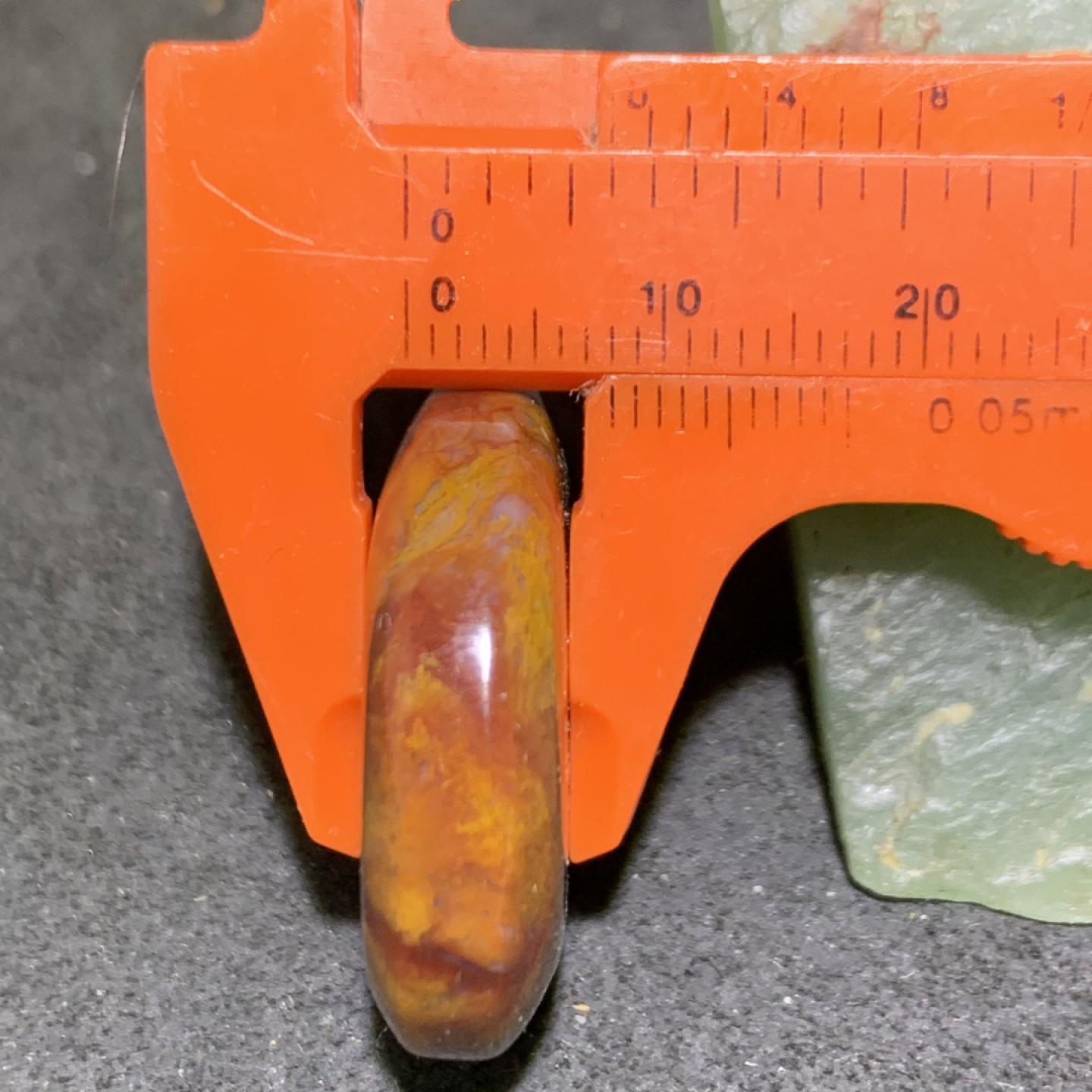 精美蒙料草花纹战国红玛瑙水滴型吊坠一个，