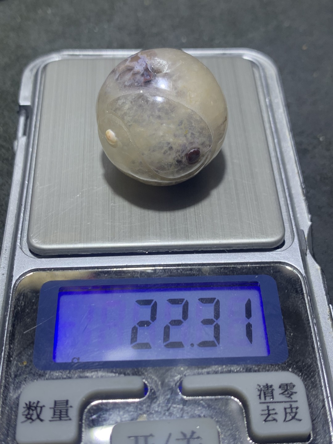 精美高光冰飘糖心料战国红玛瑙俏色巧雕太极珠一颗！