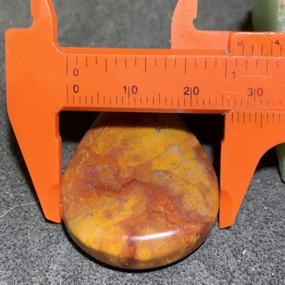 精美蒙料草花纹战国红玛瑙水滴型吊坠一个， 精美蒙料草花纹战国红玛瑙水滴型吊坠一个，